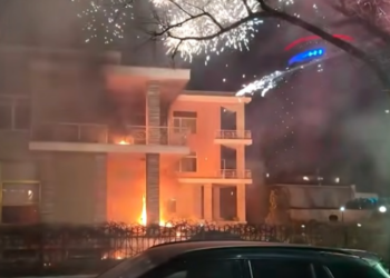 Тирана во пламен: Демонстранти нападнаа институции, полицијата интервенираше