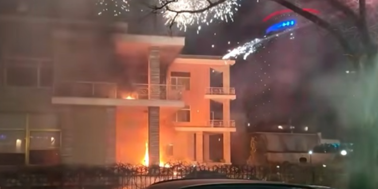 Тирана во пламен: Демонстранти нападнаа институции, полицијата интервенираше