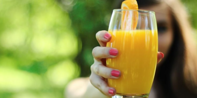 Една чаша сок од портокал – корист или ризик?