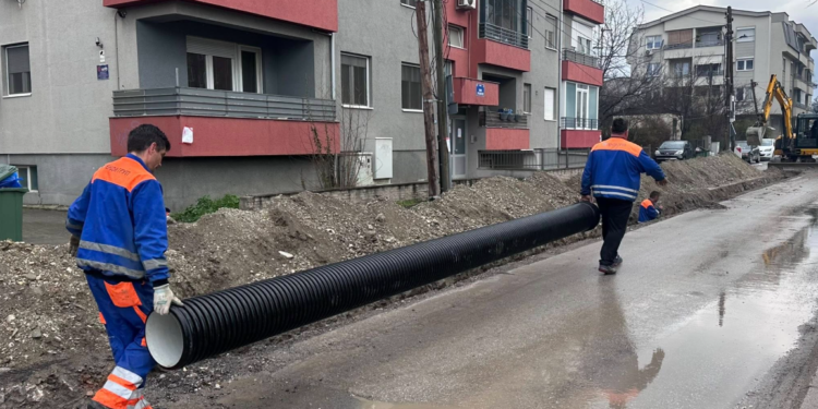 Ѓорче Петров поставува канализација од еден километар на улица во Хром