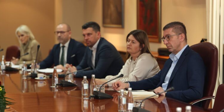 Средба со нафтената индустрија: Мицкоски смирува – нема проблем со горивата