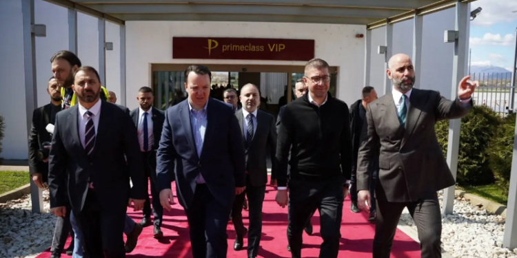 Мицкоски: Новата авиолинија Скопје – Будимпешта носи економски и туристички бенефити