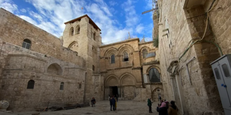 Лажни се информациите дека црквата на Светиот Гроб е затворена за богослужби