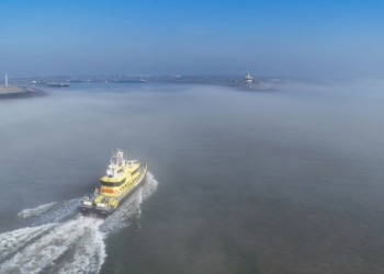 Танкерите повторно минуваат низ Ормускиот теснец, нафтата поевтинува