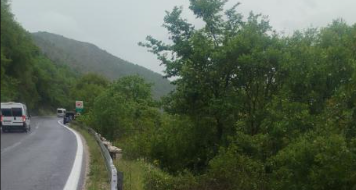 Полициски службеници успешно извлекоа шест лица од излетано возило надвор од автопат