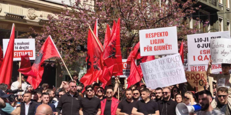 Втор протест на албанските студенти за правосуден испит на албански јазик