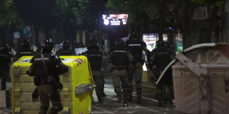 Судири по студентскиот протест во Белград, полицијата приведе 23 лица
