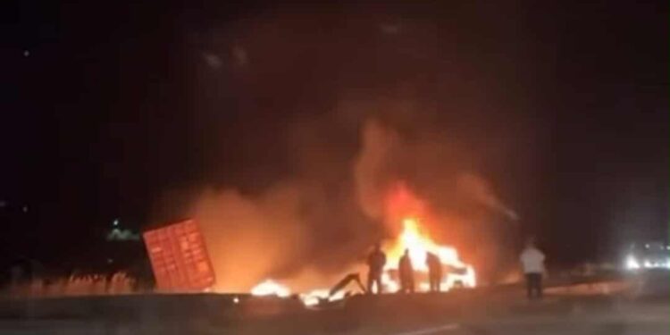 Трагедија кај Радишани: Автомобил се запали по судир со камион, четворица мртви