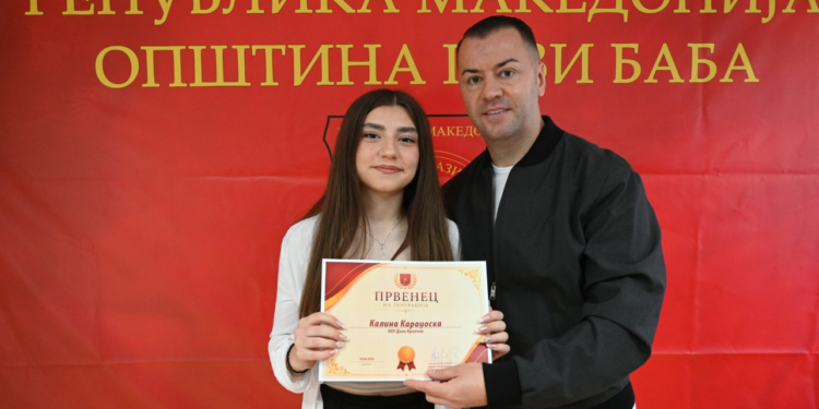 Гази Баба ги награди најдобрите ученици, Стефковски порача дека знаењето е инвестиција