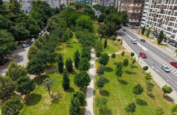 Нови клупи, корпи и обновени летниковци во паркот „Македонија“