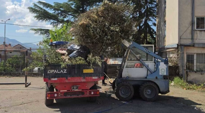 Комуналец – Прилеп и еко активистите од „Мој Прилеп“ го исчистија дворот на Ученичкиот дом „Орде Чопела“