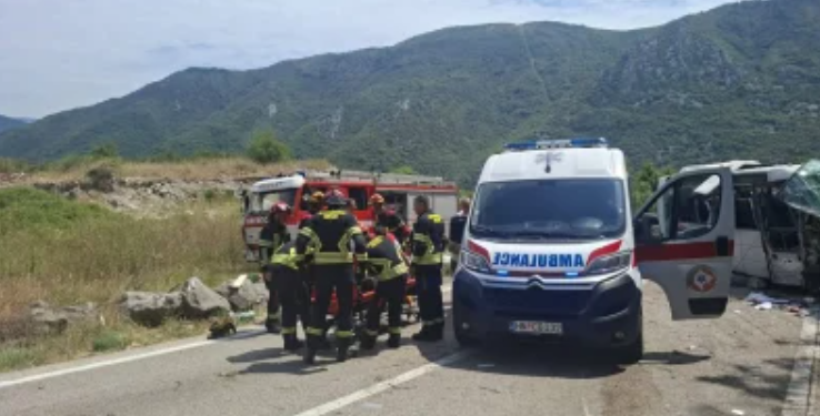 Загина 21-годишна девојка во тешка сообраќајна несреќа во Црна Гора, 16 лица се повредени