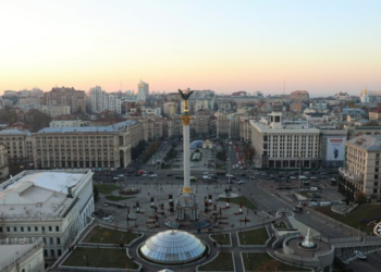 Киев трет ден на нозе, расте незадоволството од воениот врв