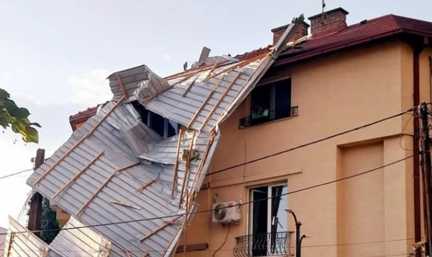 Активирани кризни штабови во општините, невремето направи хаос во Скопје