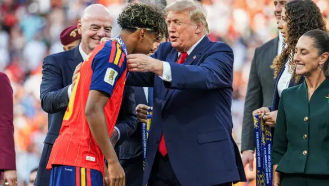 Трамп во центарот на вниманието на доделувањето на трофејот: На секој шпански фудбалер му ја повторувал истата порака
