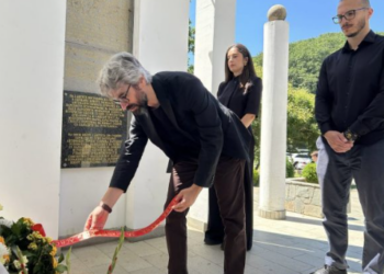 Апасиев и делегација на Левица оддадоа почит на местото на Првото заседание на АСНОМ
